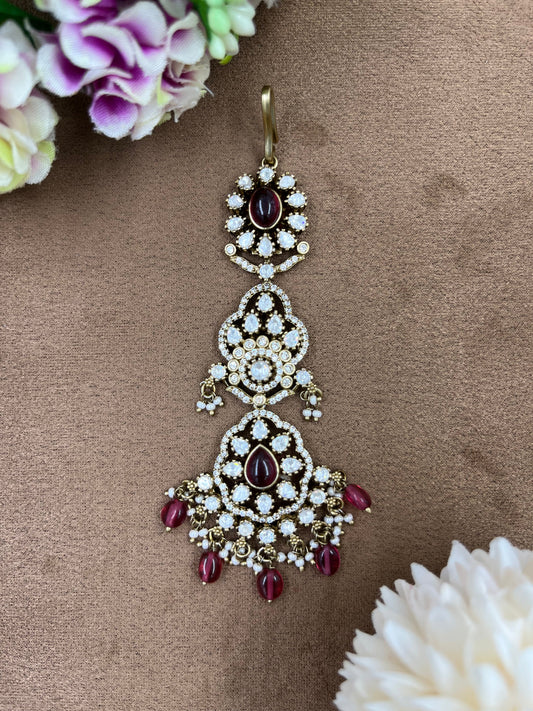 Rangnoor Kundan Maang Tikka