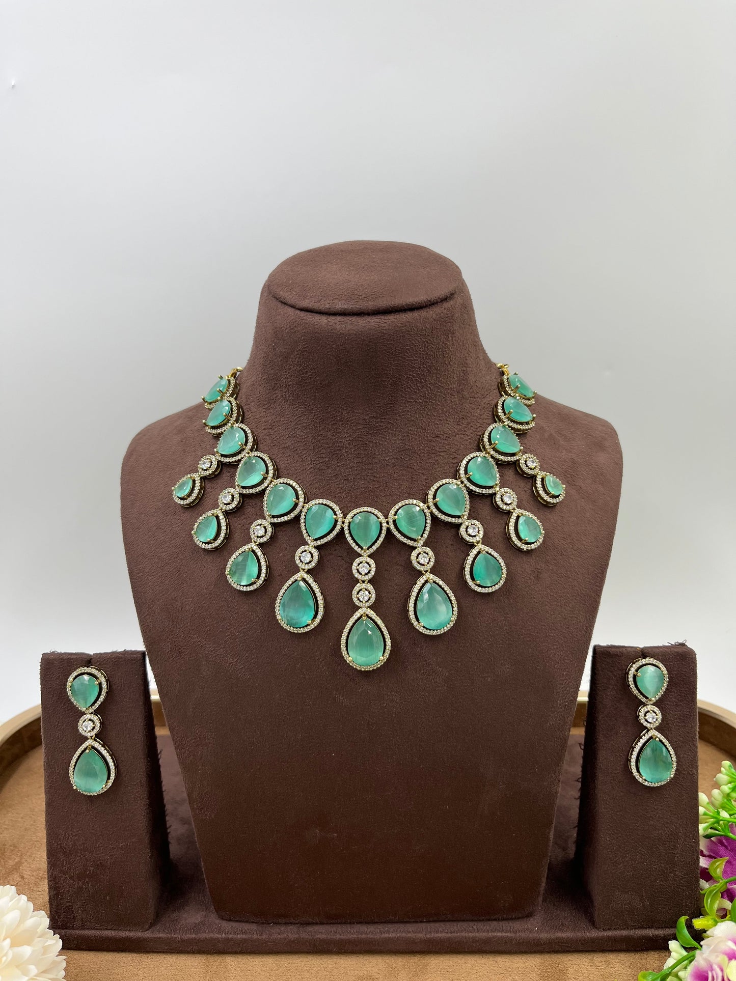Droplet layering Victorian Neckless