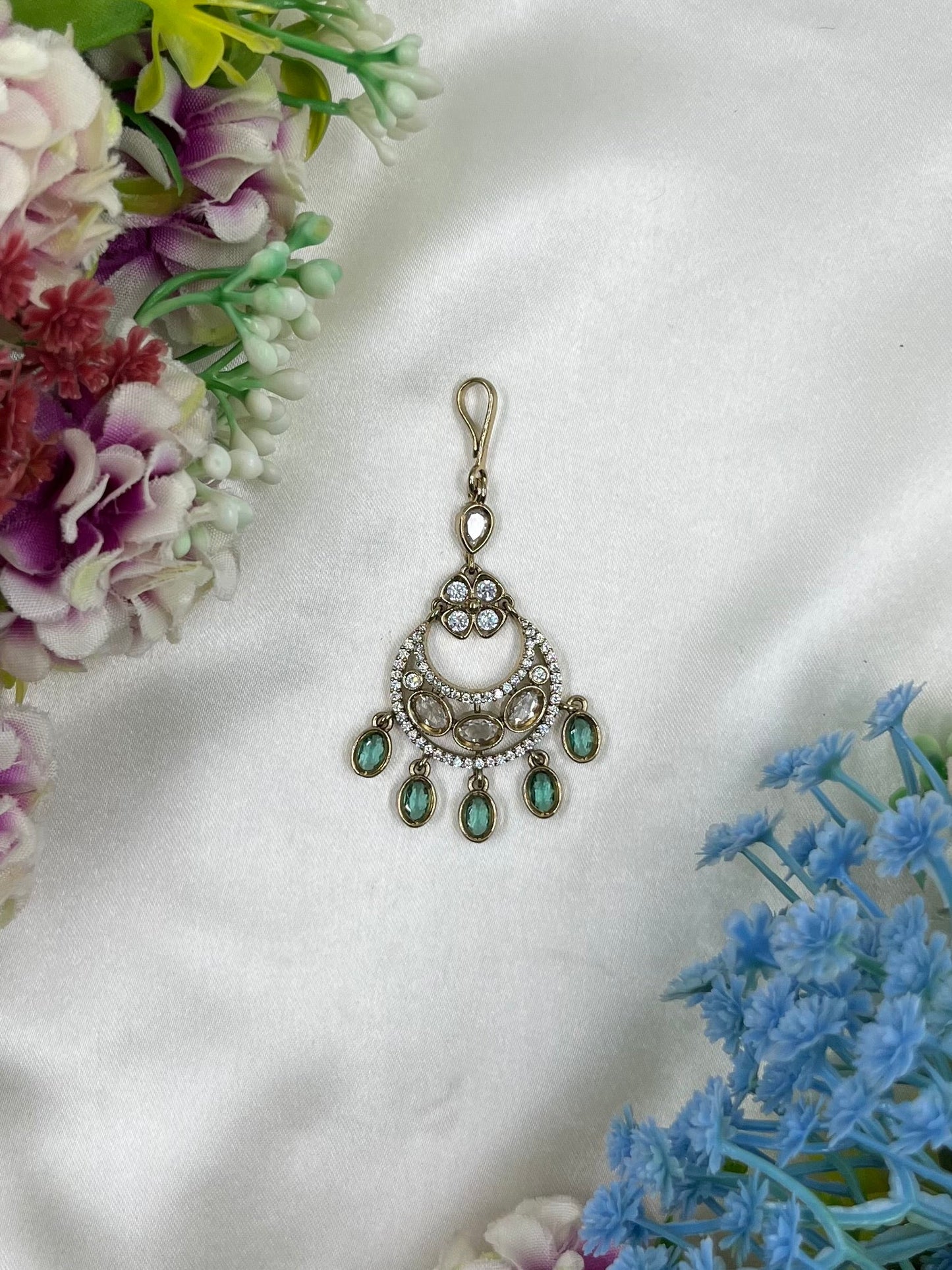 Neha Victorian Mang Tika