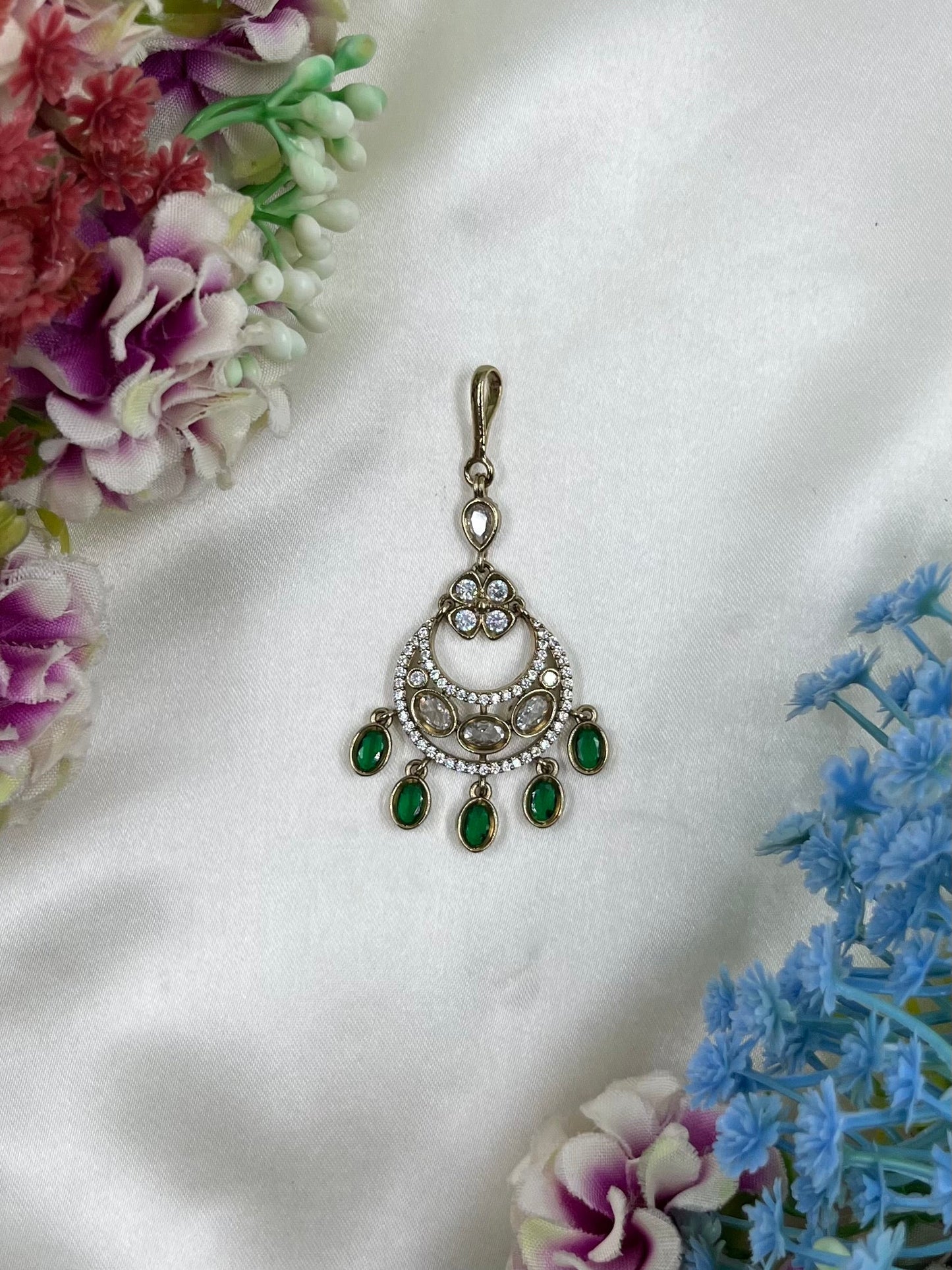 Neha Victorian Mang Tika