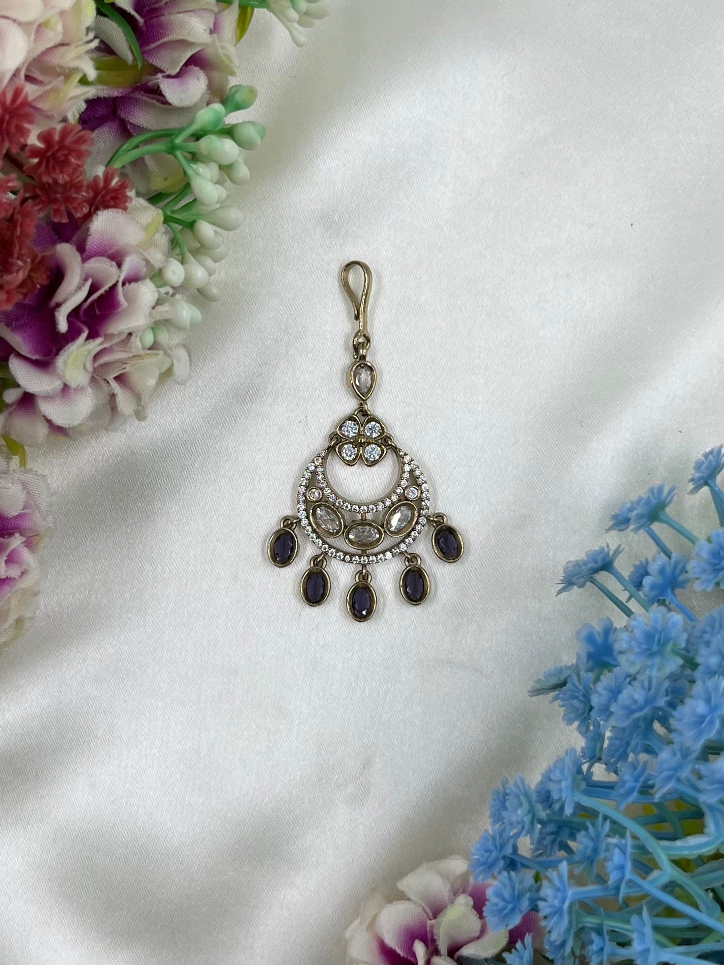 Neha Victorian Mang Tika