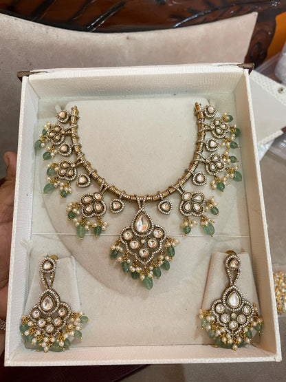 Fina Victorian Hasli Necklace Set